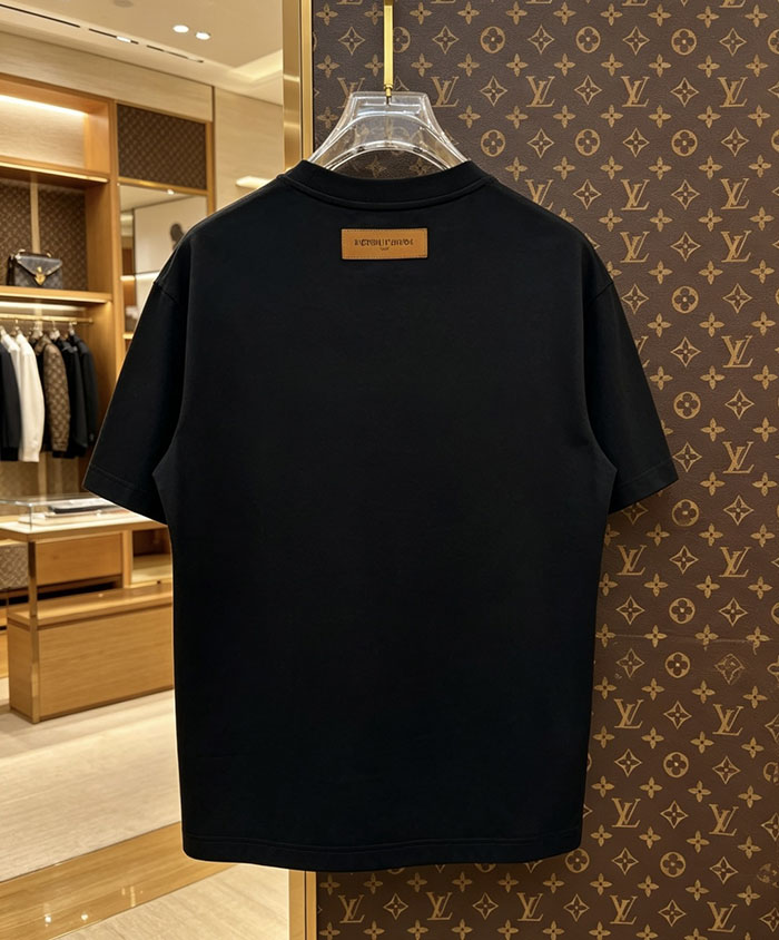 ルイヴィトン服コピー 人気店 Louis Vuitton コットン100% 2026年春夏 最新半袖クルーネックTシャツ ― ハイエンドなカスタムデザイン JP4649(1029)ルイヴィトン T シャツ 黒 - 画像 (2)