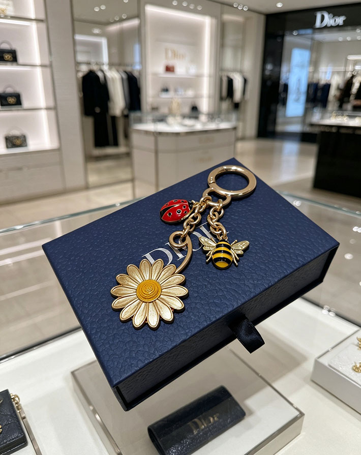 ディオール アウトレット店舗 ディオールコピー Dior Daisy バッグチャーム キーホルダー キーリング 2701125 ディオール キーホルダー 花 - 画像 (5)