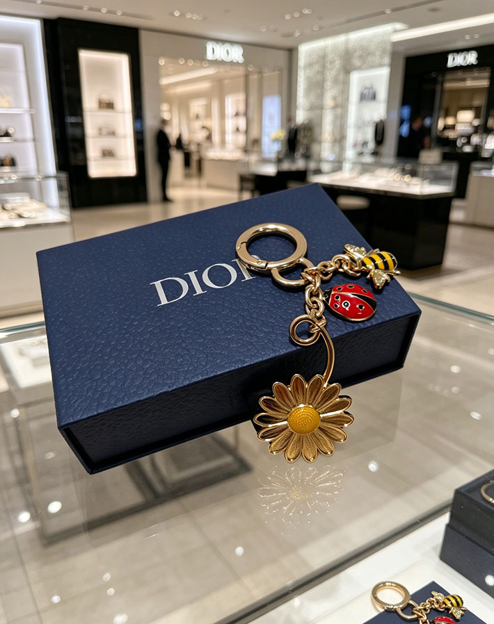 ディオール アウトレット店舗 ディオールコピー Dior Daisy バッグチャーム キーホルダー キーリング 2701125 ディオール キーホルダー 花 - 画像 (4)