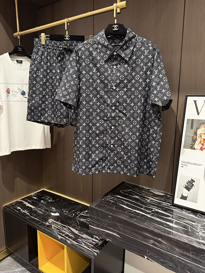 ルイヴィトン服コピー 人気店 Louis Vuitton メンズ カジュアル 半袖襟付きシャツ&ショートパンツセット(26SS新作) JP4649(1138) メンズ シャツ 短パン セットアップ - 画像 (3)