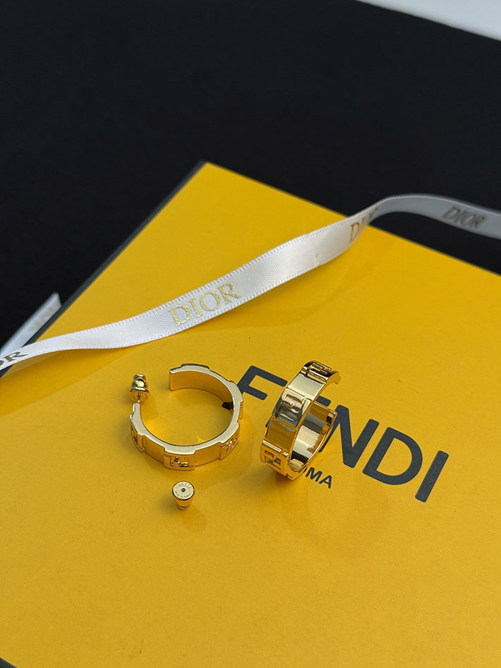 フェンディ アウトレット店舗 FENDI 安い フォーエバー フェンディ ピアス ゴールドカラーメタル 2701755 フェンディ ピアス アウトレット - 画像 (5)