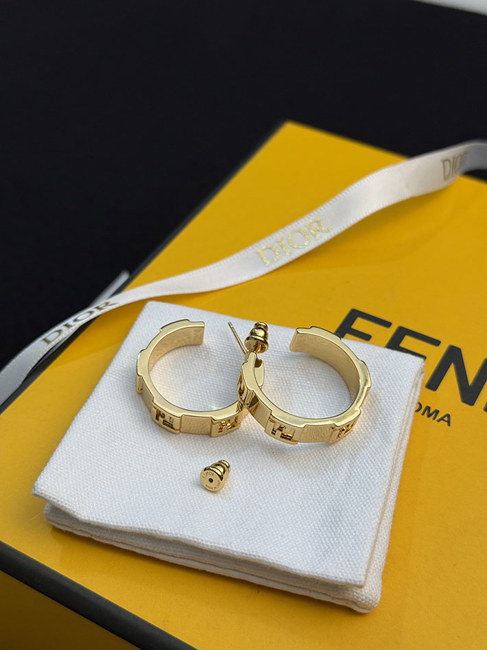 フェンディ アウトレット店舗 FENDI 安い フォーエバー フェンディ ピアス ゴールドカラーメタル 2701755 フェンディ ピアス アウトレット - 画像 (4)