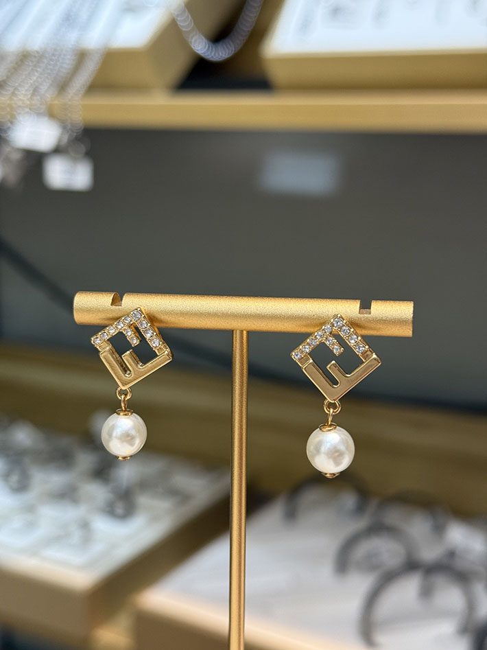 フェンディ ピアス パール