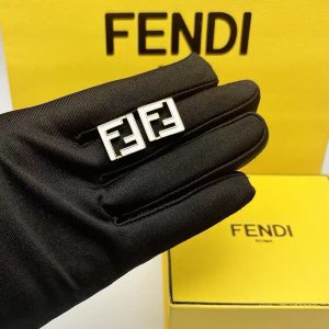 フェンディ ピアス 人気
