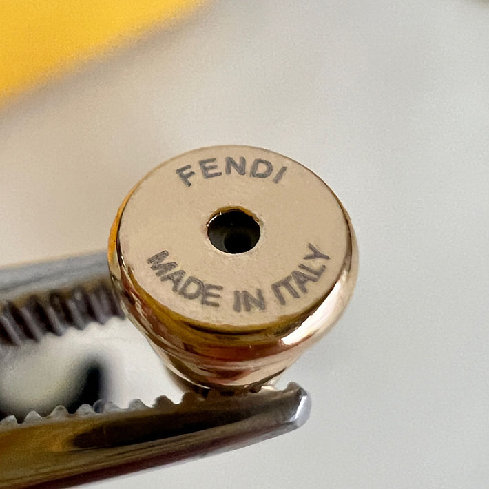 フェンディ アウトレット店舗 FENDI 安い フェンディグラフィ ピアス ゴールド ホワイト メタル 2701764 フェンディ ピアス アウトレット - 画像 (4)