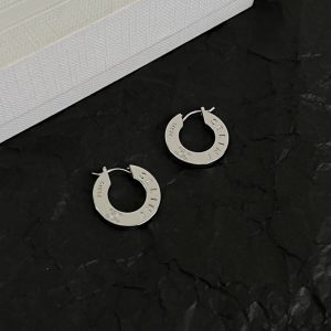 セリーヌ ピアス 公式