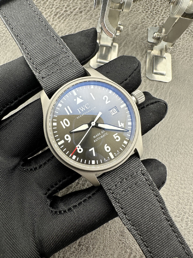 ブランド腕時計専門店 通販 IWC パイロット・ウォッチ マークXX パトロワ・スイス IW328209|チタニウム 40mm スレートグレーダイヤル iwc 時計 店舗 - 画像 (2)