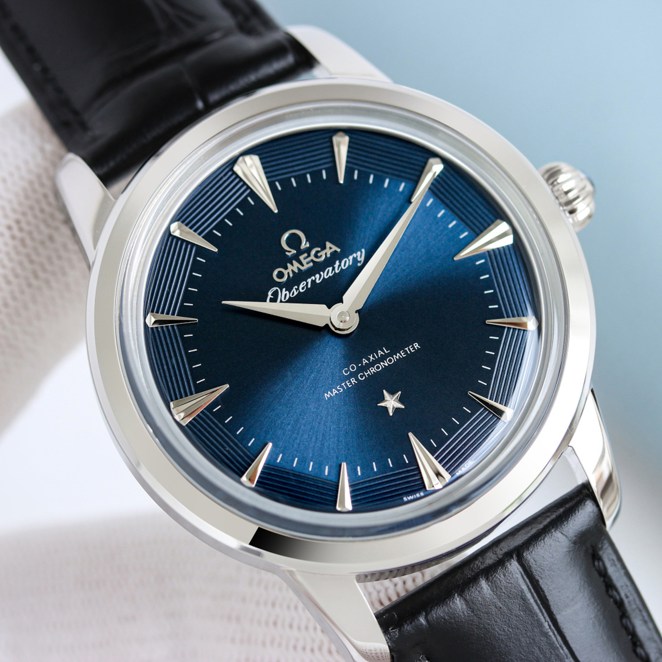 高級腕時計スーパーコピー オメガ OMEGAオメガ グローブマスター 39mm ブルー ピーパン シルバー針 ブラックレザー 100m 防水 時計 メンズ ブランド時計 コピー - 画像 (3)