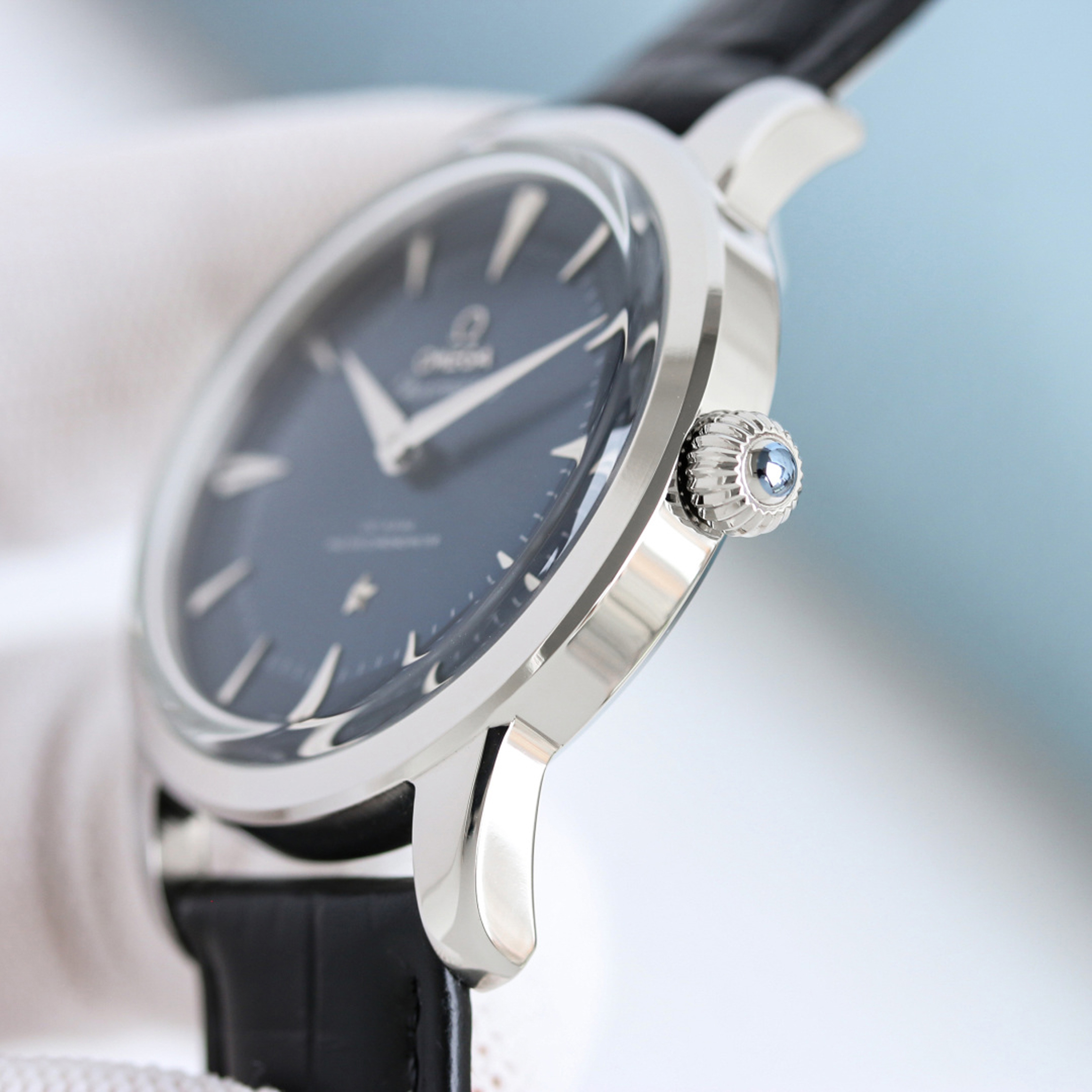 高級腕時計スーパーコピー オメガ OMEGAオメガ グローブマスター 39mm ブルー ピーパン シルバー針 ブラックレザー 100m 防水 時計 メンズ ブランド時計 コピー - 画像 (4)