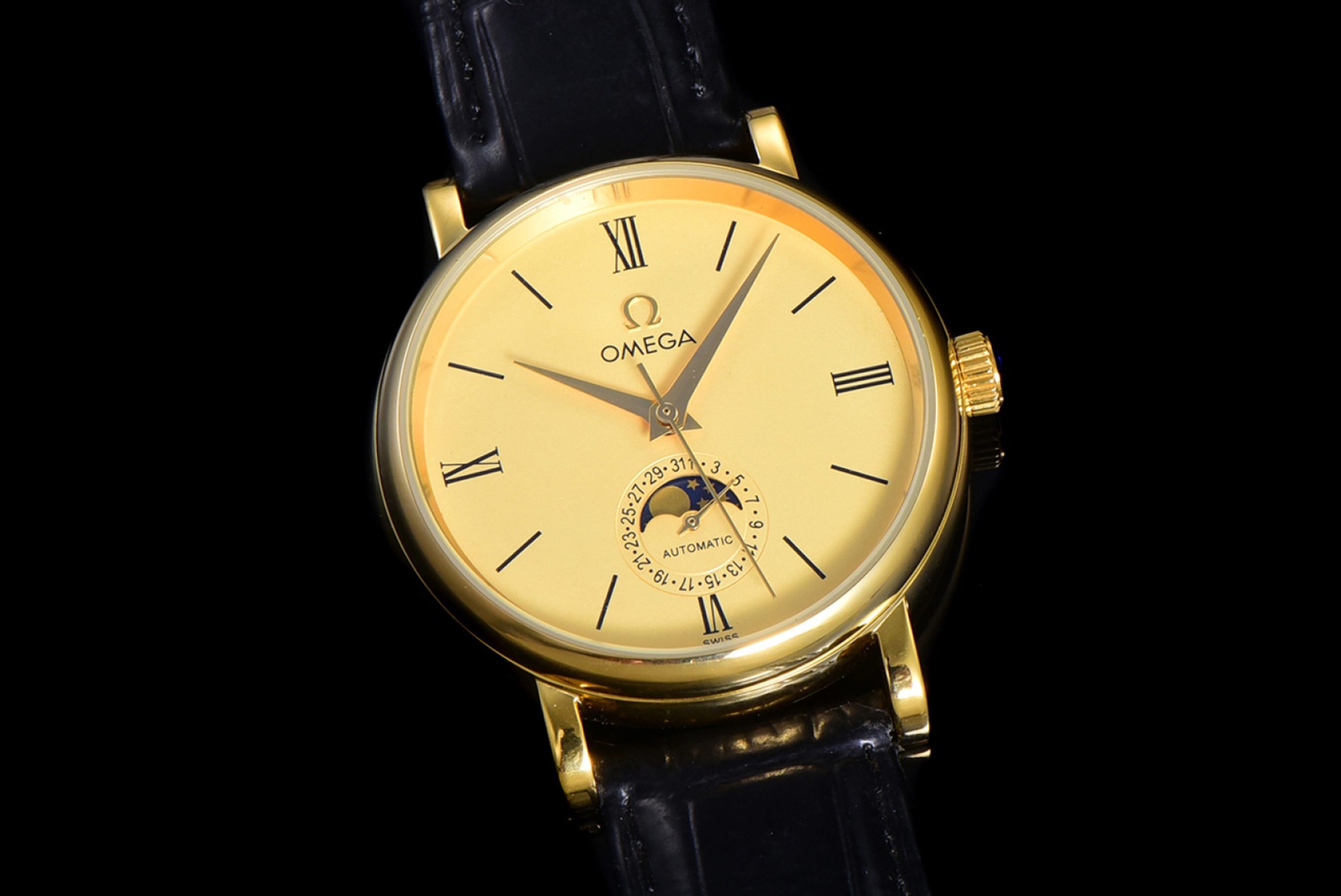 高級腕時計スーパーコピー オメガ OMEGA 蝶飛 典雅 月相 39.5mm 18Kゴールド調 シルバー ブラックレザー ローマ数字 パワーリザーブ 時計 オメガコピー腕時計 - 画像 (2)