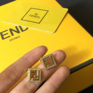 フェンディ ピアス 人気