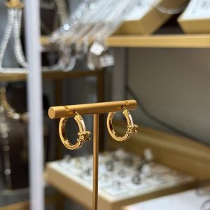 セリーヌ ピアス 人気