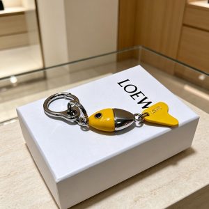 ロエベ チャーム プレゼント