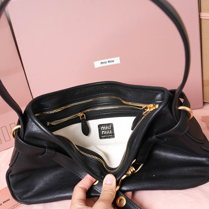 ミュウミュウ バッグ アウトレット 店舗 MiuMiu アバンチュール ナッパレザー バッグ レギュラー ブラック 5BC182_2BBL_F0002 miumiu バッグ 黒 - 画像 (2)