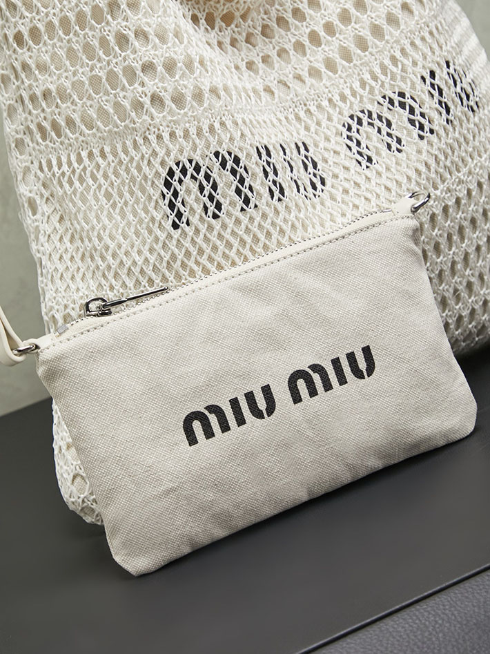 ミュウミュウ バッグ アウトレット 店舗 MiuMiu トートバッグ ラフィアエフェクト リネン ポーチ付き ロゴ ホワイト 5BG231 ADO5 F0009 ミュウミュウ トートバッグ キャンバス - 画像 (6)